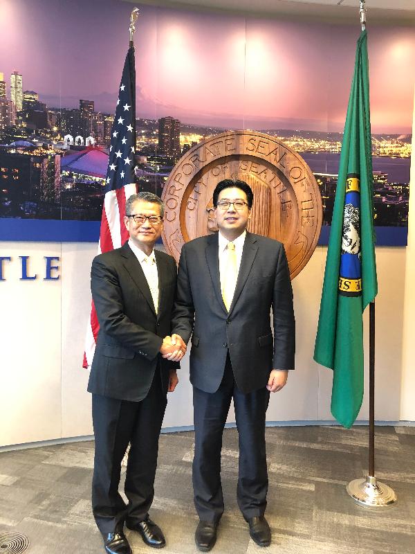 財政司司長陳茂波（左）今日（美國西岸時間四月八日）在西雅圖與西雅圖副市長方威武會面。