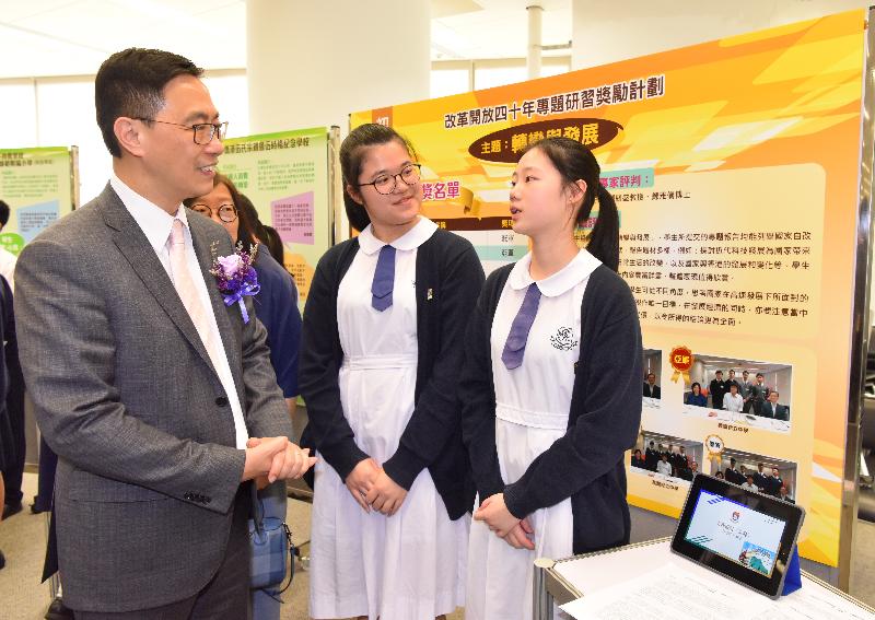 The Secretary for Education, Mr Kevin Yeung, today (April 9) officiated at the award presentation ceremony and project exhibition of the Forty Years of Reform and Opening-up Project Learning Award Scheme organised by the Education Bureau. Photo shows Mr Yeung (first left) viewing the award-winning works and chatting with students.
