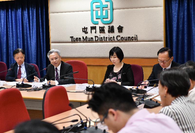 The Secretary for the Civil Service, Mr Joshua Law, visited Tuen Mun District today (April 10). Photo shows Mr Law (second left), accompanied by the Chairman of the Tuen Mun District Council (DC), Mr Leung Kin-man (first left), and the District Officer (Tuen Mun), Ms Aubrey Fung (third left), meeting with DC members to exchange views on issues that concern them.