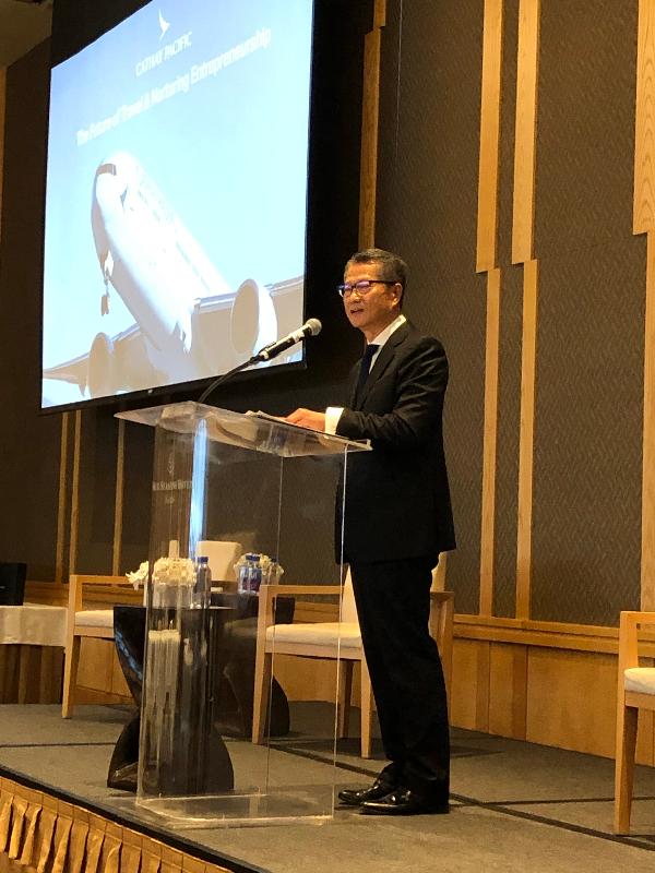 財政司司長陳茂波今日（美國西岸時間四月九日）在西雅圖出席一個關於香港和西雅圖商貿合作研討會。圖示陳茂波在研討會上致辭。