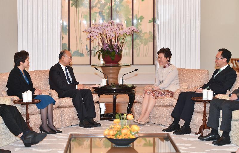 The Chief Executive, Mrs Carrie Lam (second right), met the Governor of Hebei Province, Mr Xu Qin (second left), at Government House this evening (April 10). The Secretary for Constitutional and Mainland Affairs, Mr Patrick Nip (first right), also attended the meeting.