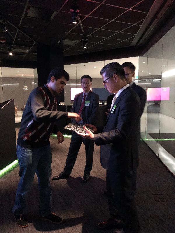 財政司司長陳茂波（右一）今日（美國西岸時間四月十日）在三藩市參觀NVIDIA，了解人工智能在各方面應用的最新發展。