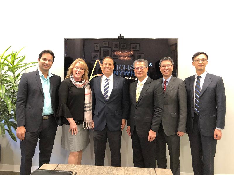 The Financial Secretary, Mr Paul Chan, today (April 10, US West Coast time) visited Automation Anywhere, a robotic process automation software developer company in San Francisco. Mr Chan (third right) is pictured with the Director of the Hong Kong Economic and Trade Office, San Francisco, Mr Ivanhoe Chang (first right); the Hong Kong Commissioner for Economic and Trade Affairs, USA, Mr Eddie Mak (second right); and the company representatives.