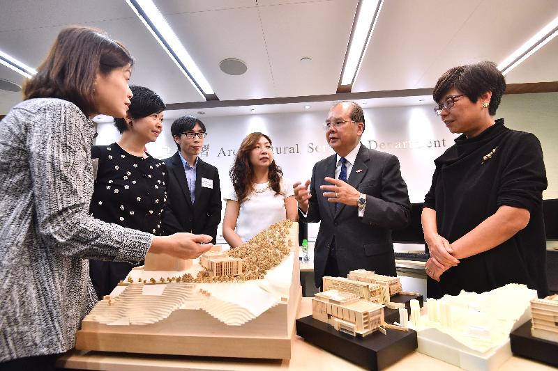 The Chief Secretary for Administration, Mr Matthew Cheung Kin-chung, visited the Architectural Services Department this afternoon (April 11). Photo shows Mr Cheung (second right), accompanied by the Director of Architectural Services, Mrs Sylvia Lam (first right), and the Deputy Director of Architectural Services, Ms Winnie Ho (second left), discussing the design and structure services that the Architectural Branch of the department provides for the building and landscape projects of government buildings.