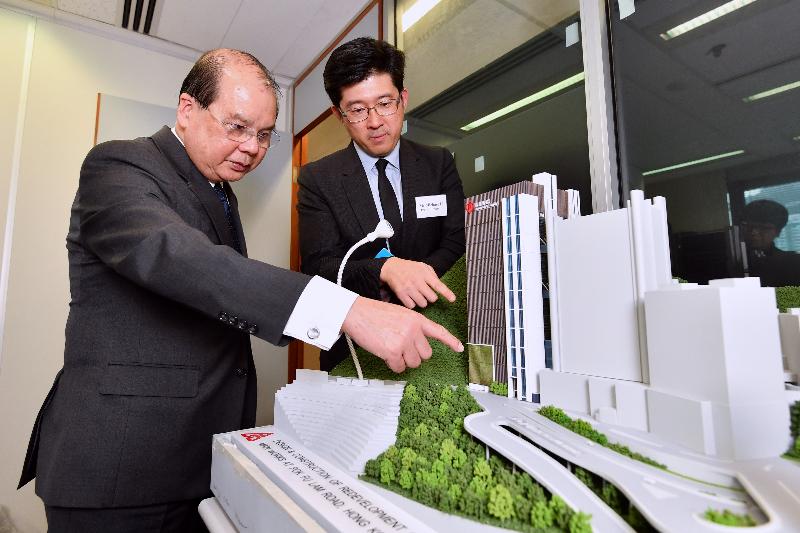 The Chief Secretary for Administration, Mr Matthew Cheung Kin-chung (left), visited the Project Management Branch of the Architectural Services Department this afternoon (April 11). Photo shows Mr Cheung being briefed on the application of modular integrated construction in project construction and the latest progress of the Hospital Development Plan projects.