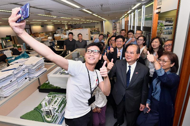 The Chief Secretary for Administration, Mr Matthew Cheung Kin-chung, visited the Project Management Branch of the Architectural Services Department this afternoon (April 11). Mr Cheung (front row, second right) is pictured with colleagues there.