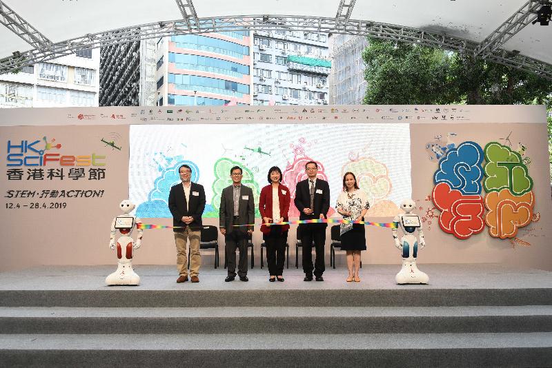 The opening ceremony for HK SciFest 2019 was held today (April 12) at the Hong Kong Science Museum. Photo shows officiating guests (from left) the Director of the Interdisciplinary Programs Office and Acting Dean of Students of the Hong Kong University of Science and Technology, Professor Chow King-lau; the Chairman of the Science Sub-committee of the Museum Advisory Committee, Professor Ching Pak-chung; the Director of Leisure and Cultural Services, Ms Michelle Li; the Assistant Director of Highways (Technical), Mr Ho Yiu-kwong; and the Museum Director of the Hong Kong Science Museum, Ms Paulina Chan, at the ceremony.