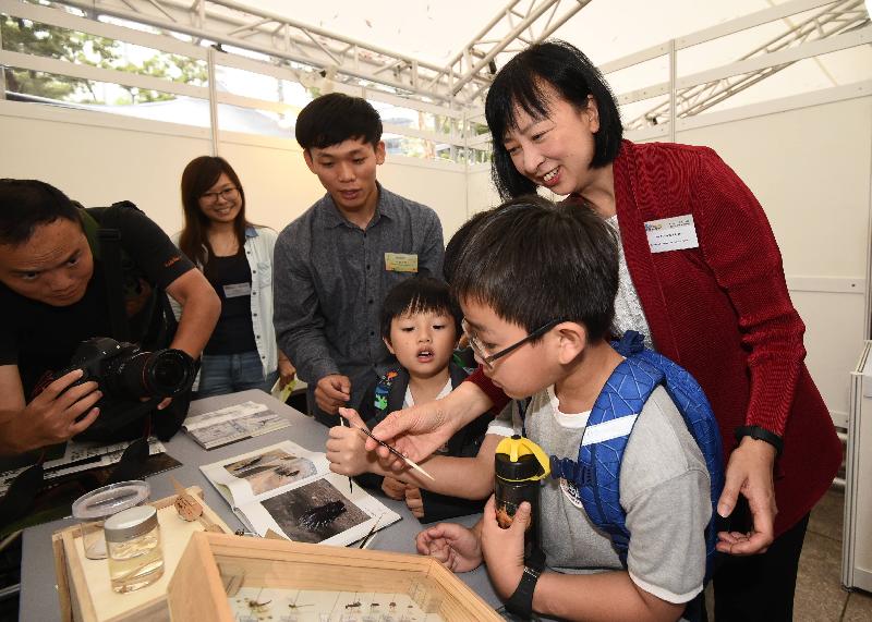 「2019香港科学节」今日（四月十二日）于香港科学馆举行开幕典礼。图示康乐及文化事务署署长李美嫦（右一）参观「玩转科学嘉年华」的科学游戏摊位。