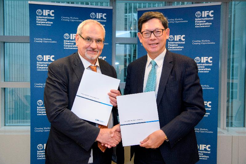The Chief Executive Officer of the International Finance Corporation (IFC), Mr Philippe Le Houérou (left), and the Chief Executive of the Hong Kong Monetary Authority (HKMA), Mr Norman Chan, today (April 11, Eastern Standard Time) signed and exchanged a Memorandum of Understanding in Washington DC, the United States, under which the IFC and the HKMA will co-organise the IFC's Sixth Annual Climate Business Forum.
