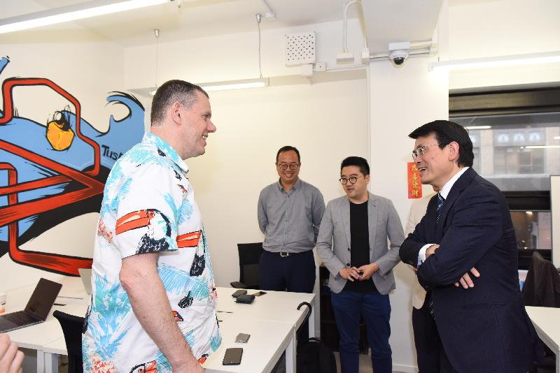 The Secretary for Commerce and Economic Development, Mr Edward Yau (first right), visited TusPark Hong Kong and chatted with young entrepreneurs to learn about their experience in starting up businesses during his visit to Kwun Tong District today (April 12).