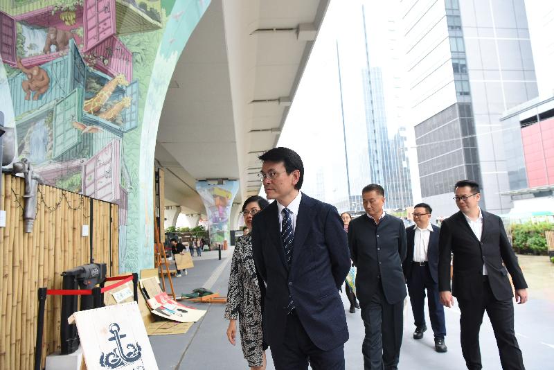 The Secretary for Commerce and Economic Development, Mr Edward Yau (fourth right), toured the Fly the Flyover 02 and 03 near the Kwun Tong waterfront, where he visited various facilities managed and operated by a non-profit-making organisation, HKALPS Limited, during his visit to Kwun Tong District today (April 12). Looking on is the Chairman of the Kwun Tong District Council, Dr Bunny Chan (third right).