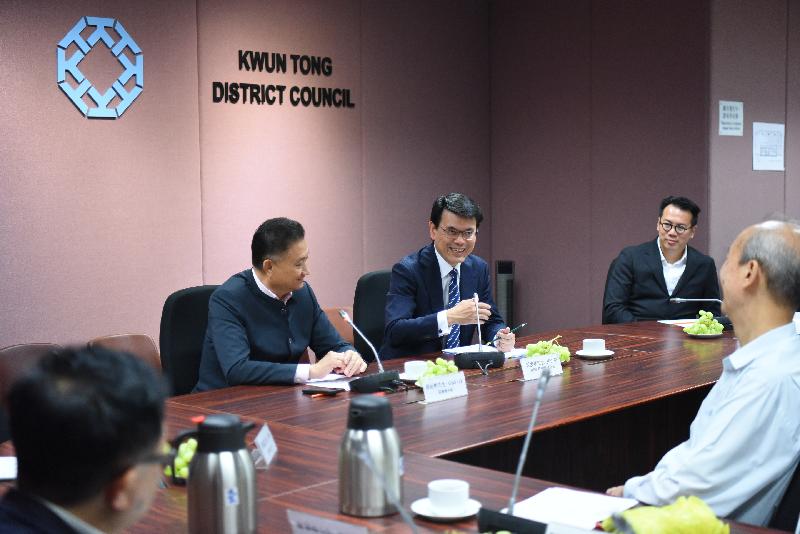 The Secretary for Commerce and Economic Development, Mr Edward Yau (second right), met with members of the Kwun Tong District Council during his visit to Kwun Tong District today (April 12).