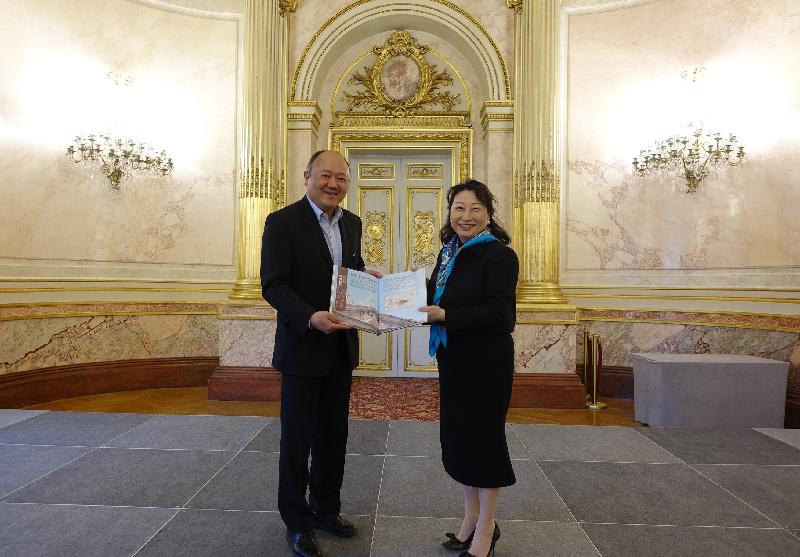 The Secretary for Justice, Ms Teresa Cheng, SC (right), exchanges souvenirs with the President of the France-China Friendship Group of the National Assembly of France, Mr Buon Huong Tan (left), after a meeting in Paris, France, today (April 11, Paris time). 
