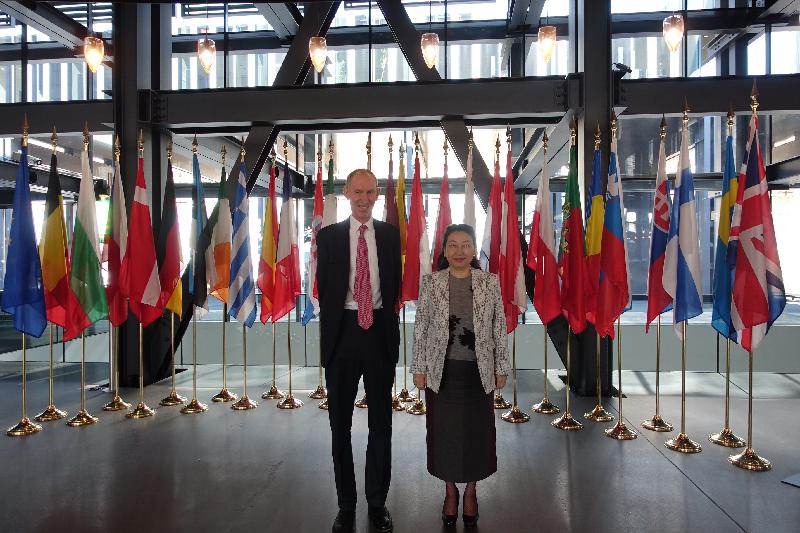 律政司司長鄭若驊資深大律師今日（盧森堡時間四月十二日）在盧森堡參觀歐洲聯盟法院。圖示鄭若驊（右）與法官Christopher Vajda（左）合照。