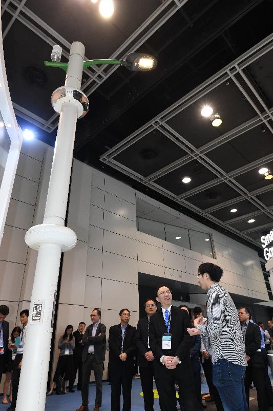 The Government Chief Information Officer, Mr Victor Lam (second right), tours the Smart Government Pavilion at the International ICT Expo today (April 13) and inspects the prototype of the smart lamppost. The prototype exhibits the camera, various sensors and smart devices installed. First batch of smart lampposts will commence service in mid-2019.