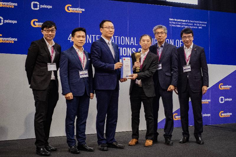 The intelligent robotic system, the development of which was initiated by the Highways Department (HyD) and which was co-invented and successfully built by the HyD and the Hong Kong Productivity Council, was awarded the Honorable Mention Prize of the Chinese Delegation for Invention and Innovation and a Gold Medal with Congratulations of the Jury at the 47th International Exhibition of Inventions of Geneva in Switzerland yesterday (April 12, Geneva time). Photo shows the project team members led by the Chief Highway Engineer (Research and Development), Mr Terrie Hung (third right), at the prize presentation ceremony.