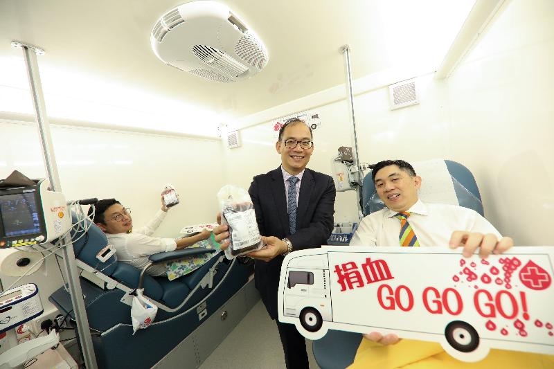 香港紅十字會輸血服務中心全新獅子會流動捐血車今日（四月十三日）投入服務。車內空間寬敞，備有等候區、面見室、工作枱及三張電動捐血椅，提供更舒適捐血體驗。
