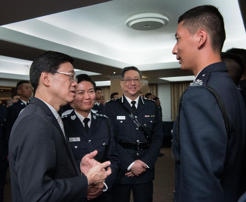 保安局局长李家超（左一）和警务处处长卢伟聪（左三）今日（四月十三日）出席香港警察学院的结业会操后，恭贺刚结业的见习督察。