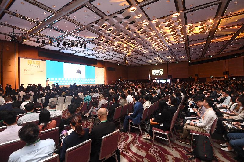 The 4th Internet Economy Summit themed "Digital Economy Redefines Our Future" commenced today (April 15). The two-day Summit is expected to attract an attendance of over 2 000.