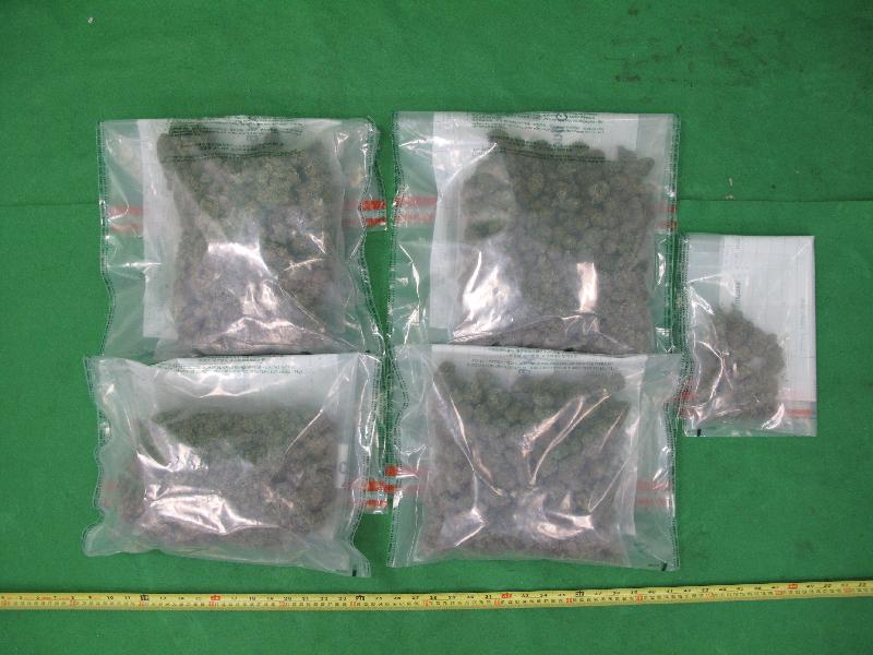 香港海關四月八日在香港國際機場檢獲約二點二公斤懷疑大麻花，估計市值約四十一萬元。