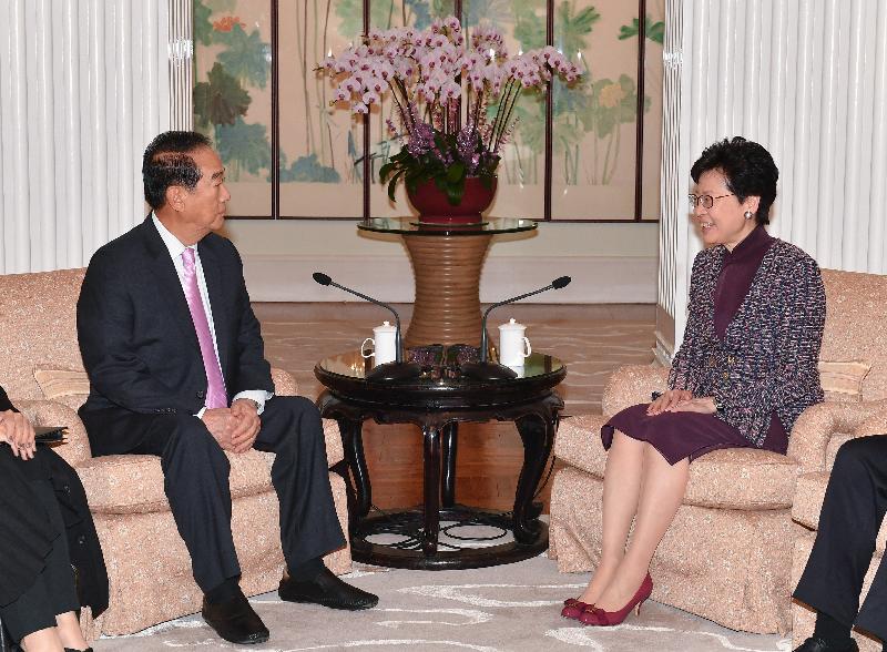 行政長官林鄭月娥（右）今日（四月十六日）下午在禮賓府與到訪的親民黨主席宋楚瑜（左）會面。