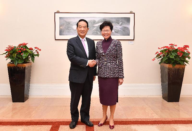 The Chief Executive, Mrs Carrie Lam (right), meets with the visiting Chairman of the People First Party, Mr James Soong (left), this afternoon (April 16) at Government House.