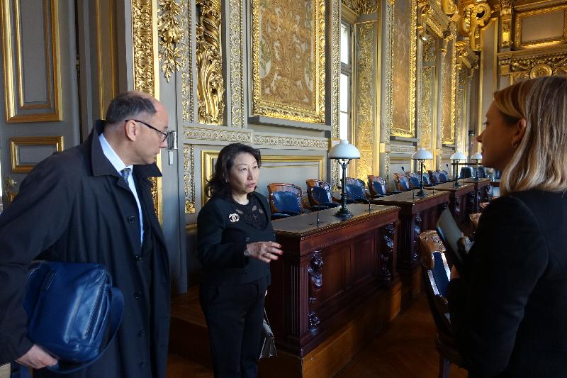 The Secretary for Justice, Ms Teresa Cheng, SC (second left), tours the facilities of the Cour de Cassation in Paris, France, today (April 15, Paris time).