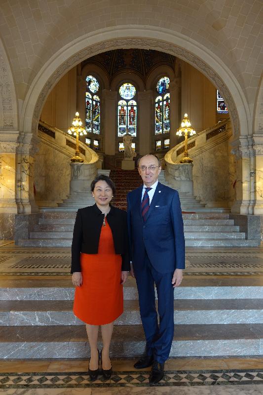 The Secretary for Justice, Ms Teresa Cheng, SC, has commenced her visit to The Hague, the Netherlands. Photo shows Ms Cheng (left) today (April 16, The Hague time) meeting with Judge Peter Tomka of the International Court of Justice (right).