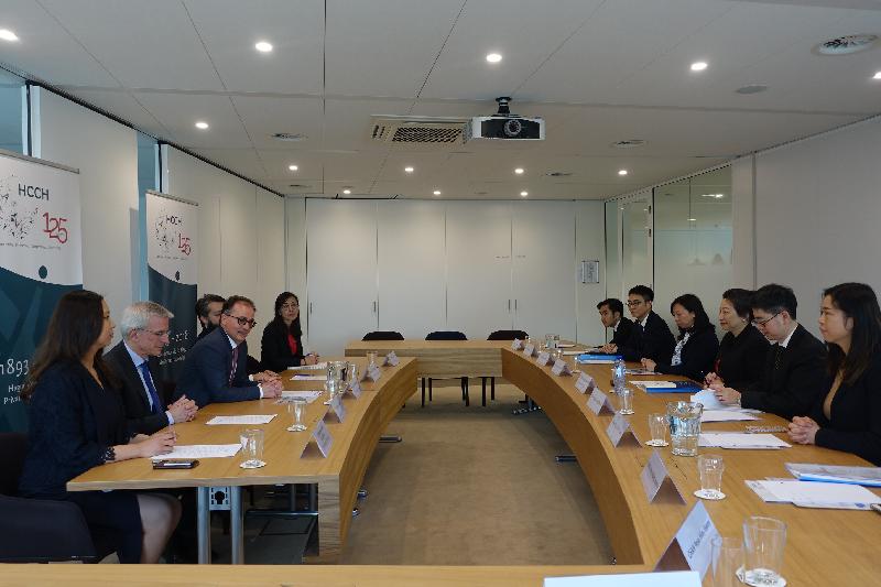 The Secretary for Justice, Ms Teresa Cheng, SC, visits The Hague Conference on Private International Law (HCCH) in The Hague, the Netherlands today (April 16, The Hague time). Photo shows Ms Cheng (third right) meeting with the Secretary General of HCCH, Dr Christophe Bernasconi (third left).