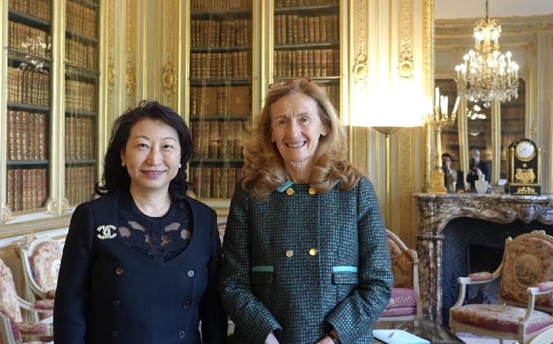 律政司司長鄭若驊資深大律師（左）今日（巴黎時間四月十五日）在法國巴黎與法國司法部長Nicole Belloubet（右）會面。
