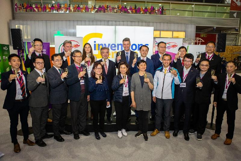 The Director of the Hong Kong Economic Trade Office in Berlin, Mr Bill Li (back row, sixth left); the Executive Vice Chairman of the Hong Kong Federation of Invention and Innovation, Mr Andrew Young (back row, fourth left); and the Director General of the fair organiser, Palexpo SA, Mr Claude Membrez (back row, fifth left) together with the representatives of the Hong Kong delegation and organisers of the International Exhibition of Inventions of Geneva are pictured at the Hong Kong Reception during the International Exhibition of Inventions of Geneva in Switzerland on April 12 (Geneva time).