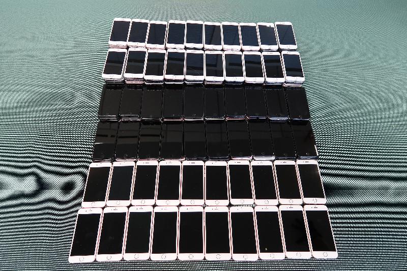 Hong Kong Customs yesterday (April 16) seized 373 suspected smuggled mobile phones with an estimated market value of about $660,000 from an outgoing lorry at the Man Kam To Control Point.