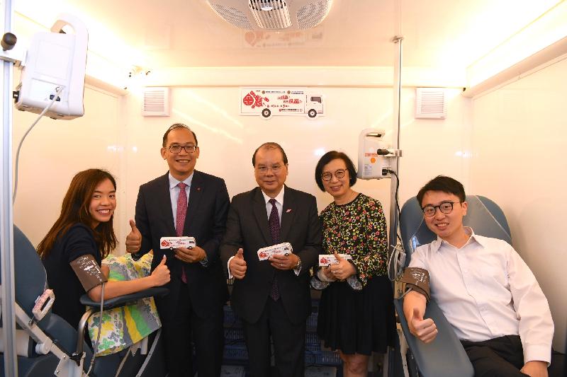 The Chief Secretary for Administration, Mr Matthew Cheung Kin-chung (centre); the Secretary for Food and Health, Professor Sophia Chan (second right); and the Chief Executive and Medical Director of the Hong Kong Red Cross Blood Transfusion Service, Dr Lee Cheuk-kwong (second left), are pictured with government employees donating blood during their visit to the new blood donation vehicle this morning (April 17). Mr Cheung said he was pleased to see government employees donating blood to save lives.