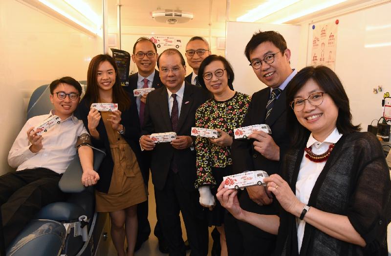 The Chief Secretary for Administration, Mr Matthew Cheung Kin-chung (fourth left); the Secretary for Food and Health, Professor Sophia Chan (third right); the Permanent Secretary for Food and Health (Health), Ms Elizabeth Tse (first right); the Under Secretary for Food and Health, Dr Chui Tak-yi (fourth right); the Director (Quality and Safety) of the Hospital Authority, Dr Chung Kin-lai (second right); and the Chief Executive and Medical Director of the Hong Kong Red Cross Blood Transfusion Service, Dr Lee Cheuk-kwong (third left), encouraged the public including government employees to give blood this morning (April 17). 