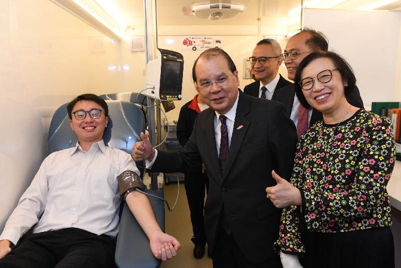 The Chief Secretary for Administration, Mr Matthew Cheung Kin-chung (front row, centre), and the Secretary for Food and Health, Professor Sophia Chan (front row, right), give a thumbs-up to a blood-donating government employee this morning (April 17).
