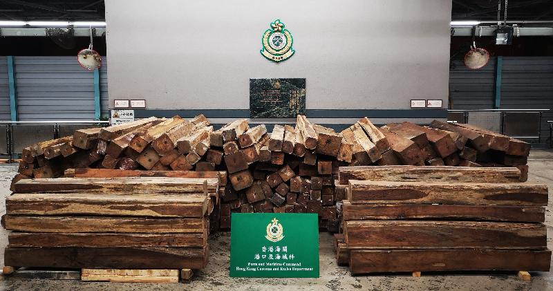 香港海关昨日（四月十六日）在葵涌海关大楼验货场两个货柜内检获约五万四千二百公斤怀疑黄檀属木材，估计市值约二百二十万元。 