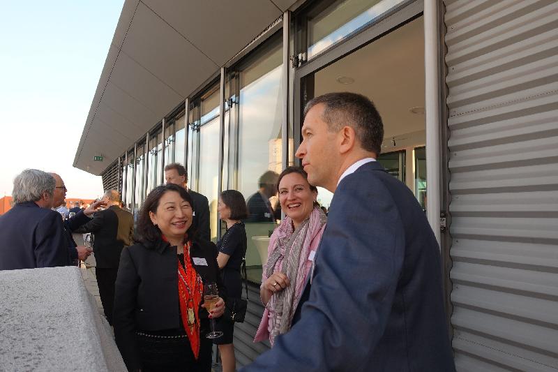 The Secretary for Justice, Ms Teresa Cheng, SC, attended the Vis Moot reception in Vienna, Austria, yesterday (April 17, Vienna time). Photo shows Ms Cheng (first left) chatting with guests. 