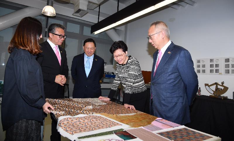 The Chief Executive, Mrs Carrie Lam, attended the Opening Ceremony of the Technological and Higher Education Institute of Hong Kong Chai Wan Campus today (April 18). Photo shows Mrs Lam (second right) touring the campus facilities.