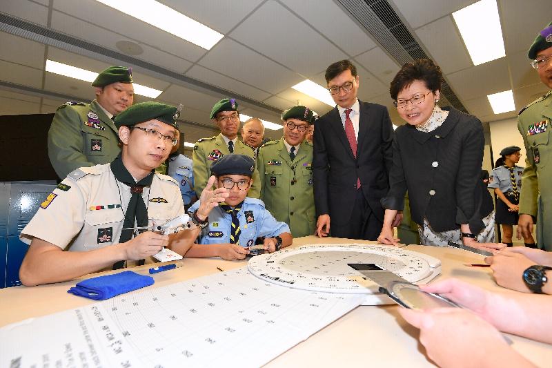 行政長官林鄭月娥今日（四月二十日）上午出席香港童軍百周年紀念大樓開幕典禮。圖示林鄭月娥（右一）觀看童軍示範。