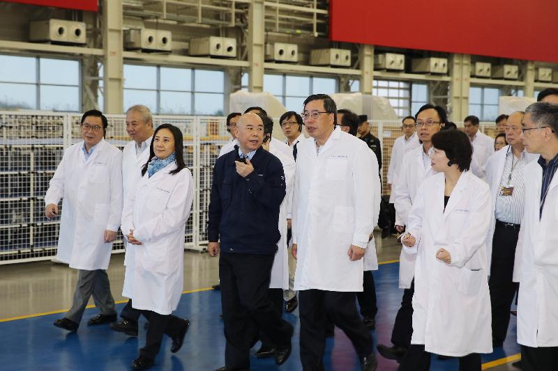 The Legislative Council delegation visits the Commercial Aircraft Corporation of China (COMAC) Shanghai Aircraft Manufacturing Co. Ltd. today (April 21) and tours the final assembly line of the large passenger aircraft (C919). (Photo by courtesy of COMAC  Shanghai Aircraft Manufacturing Co. Ltd.)