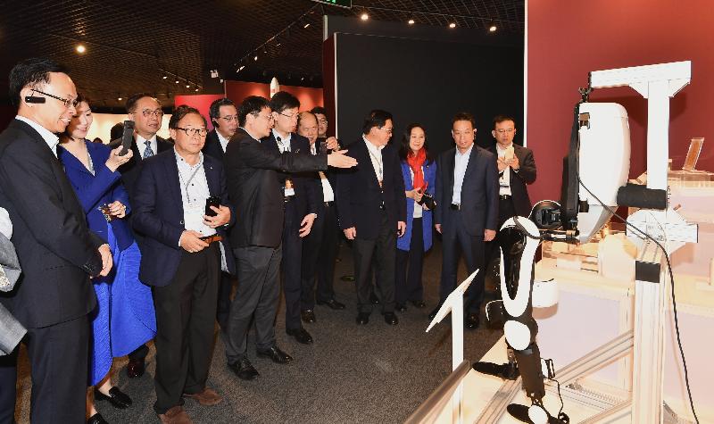 政制及内地事务局局长聂德权（左一）和创新及科技局局长杨伟雄（左三）今日（四月二十二日）与立法会议员到访上海浦东新区的张江科学城，参观各个创新科技项目。