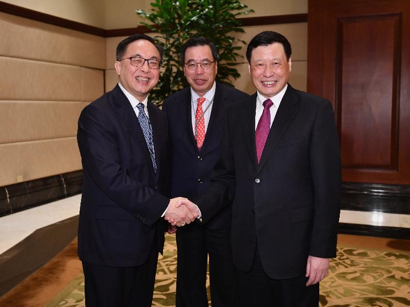创新及科技局局长杨伟雄（左）四月二十二日和立法会议员与上海市市长应勇（右）会面，就双方关心的事宜交换意见。两人在会面前握手。