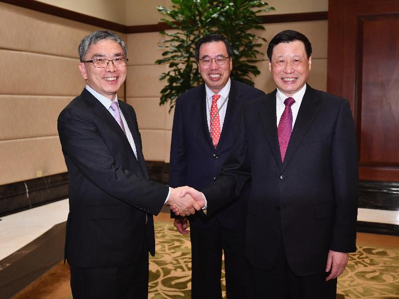 财经事务及库务局局长刘怡翔（左）四月二十二日和立法会议员与上海市市长应勇（右）会面，就双方关心的事宜交换意见。两人在会面前握手。