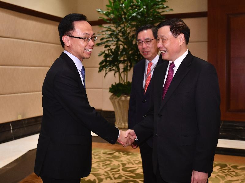 政制及内地事务局局长聂德权（左）四月二十二日和立法会议员与上海市市长应勇（右）会面，就双方关心的事宜交换意见。两人在会面前握手。