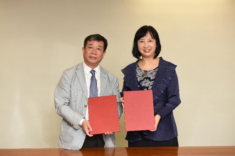 The Leisure and Cultural Services Department and the Henan Provincial Administration of Cultural Heritage today (April 23) signed a Letter of Intent on Cultural Exchange and Co-operation, with an aim of strengthening cultural exchange and collaboration between the two sides. The Director of Leisure and Cultural Services, Ms Michelle Li (right), and the Director of the Henan Provincial Administration of Cultural Heritage, Mr Tian Kai, are pictured at the signing ceremony.