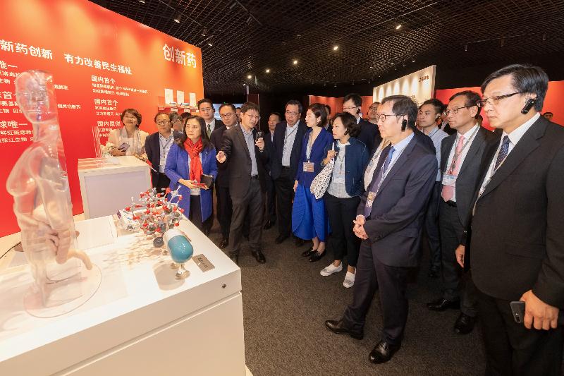 立法會聯席事務委員會訪問團昨日（四月二十二日）繼續在上海的職務訪問。圖示訪問團參觀張江科學城展示廳。