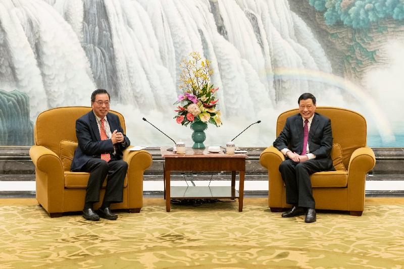立法会联席事务委员会访问团昨日（四月二十二日）继续在上海的职务访问。图示立法会主席梁君彦（左）与上海市市长应勇（右）会面。
