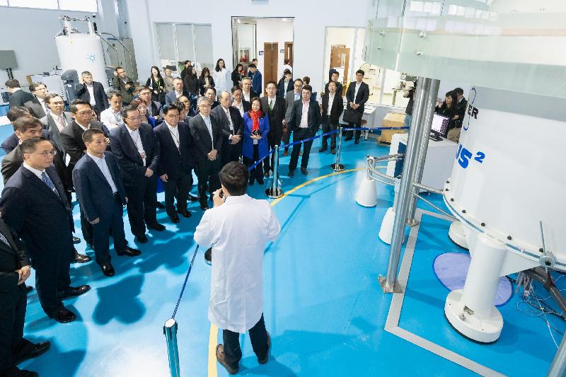 The Legislative Council joint-Panel delegation continued the duty visit in Shanghai yesterday (April 22). Photo shows the delegation visiting the nuclear magnetic resonance facility in the National Center for Protein Science (Shanghai).