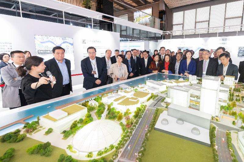The Legislative Council joint-Panel delegation continued the duty visit in Shanghai yesterday (April 22). Photo shows the delegation visiting the exhibition hall of the West Bund Xuhui Waterfront to learn the provision and plan for cultural facilities in Shanghai.