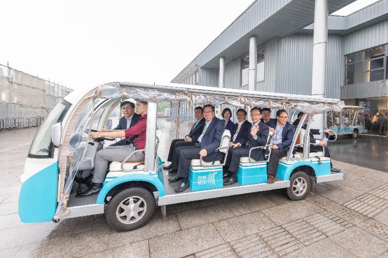 The Legislative Council joint-Panel delegation continued the duty visit in Shanghai yesterday (April 22). Photo shows the delegation taking a ride on a electric vehicle to see for themselves the development of the West Bund in Shanghai.